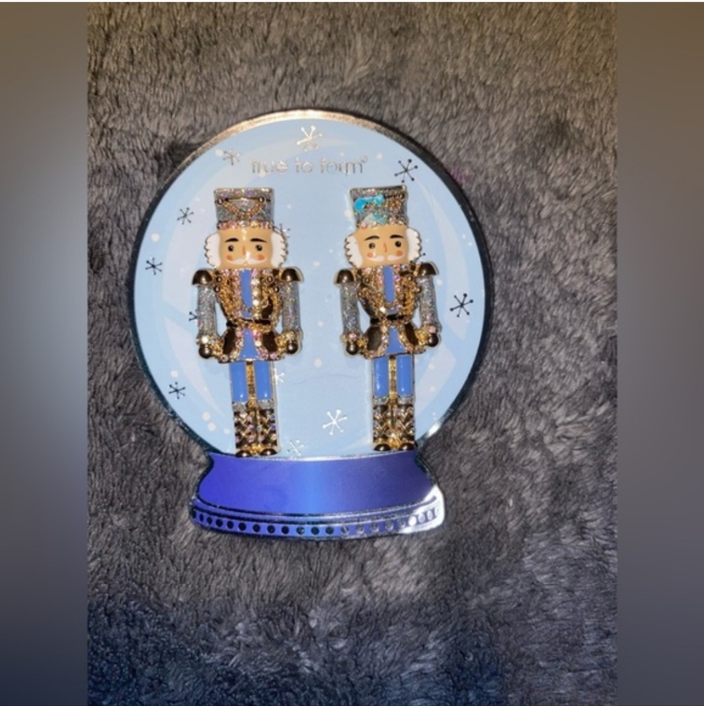 Nwt Snow Globe With Elegant Nutcracker Earrings True To Form 30$